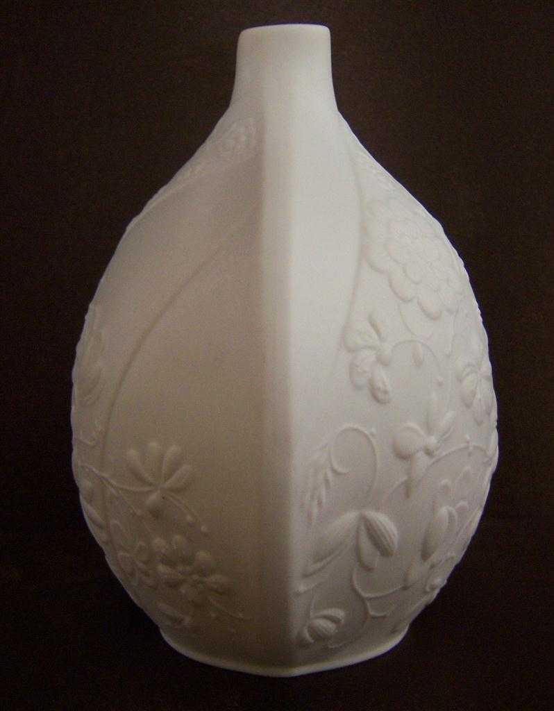 [16080900218] Vase mit Signatur 15 cm AK Kaiser Porzellan Weiß M.Frey gebraucht - gut Bild 2