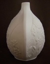 [16080900218] Vase mit Signatur 15 cm AK Kaiser Porzellan Weiß M.Frey gebraucht - gut Bild 2