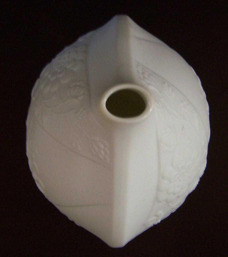 [16080900218] Vase mit Signatur 15 cm AK Kaiser Porzellan Weiß M.Frey gebraucht - gut Bild 3