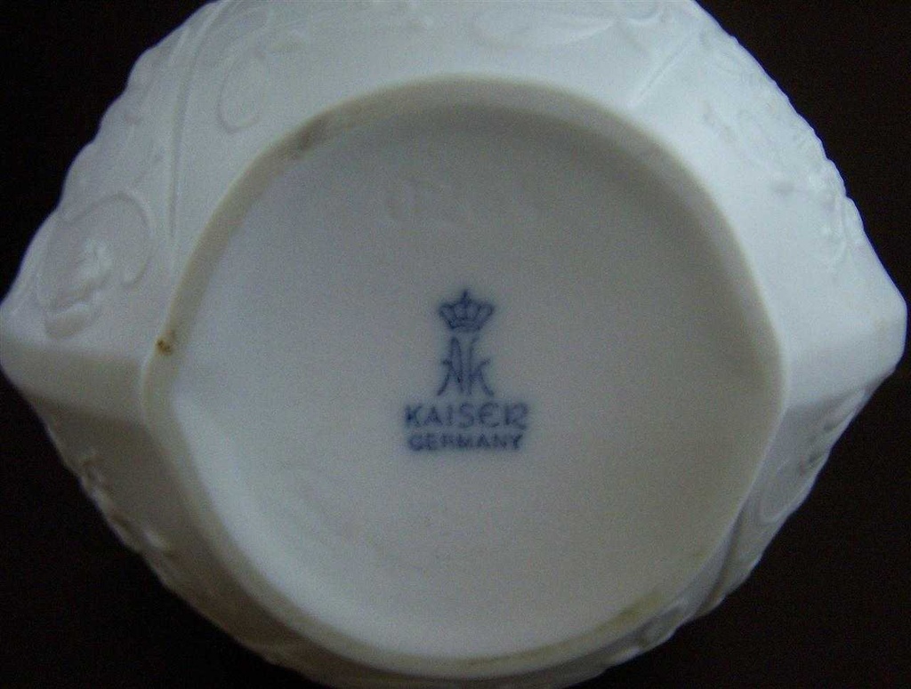 [16080900218] Vase mit Signatur 15 cm AK Kaiser Porzellan Weiß M.Frey gebraucht - gut Bild 4