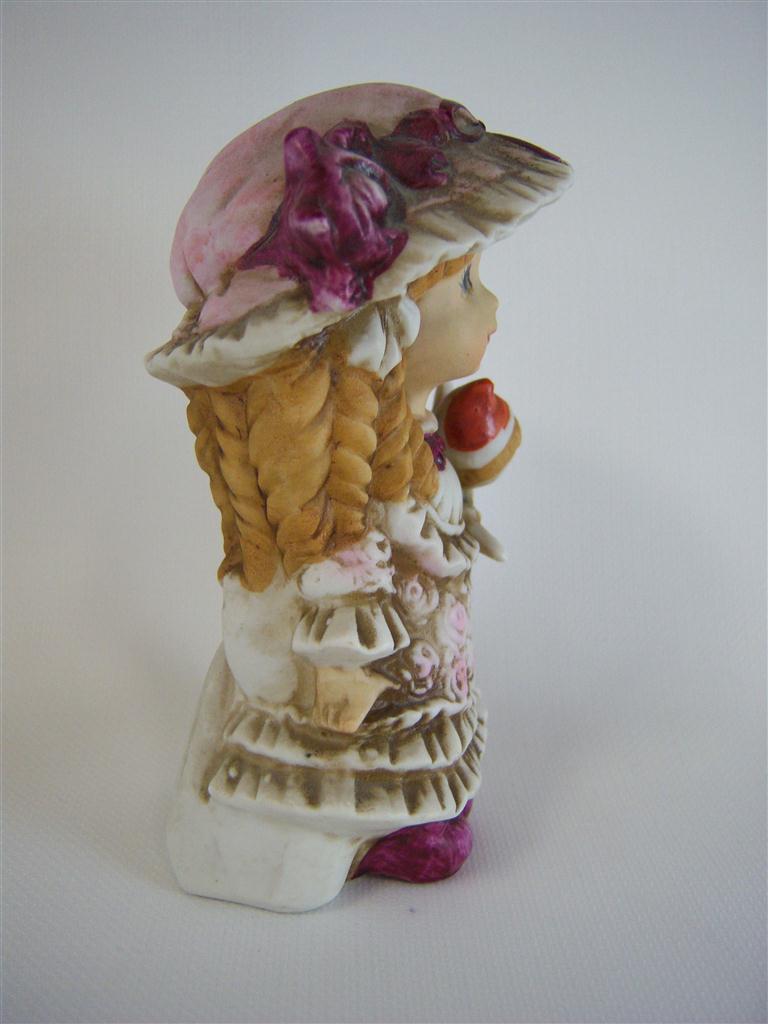 [4581123] Porzellanfigur Mädchen mit Hut und Puppe 13 cm Bild 2