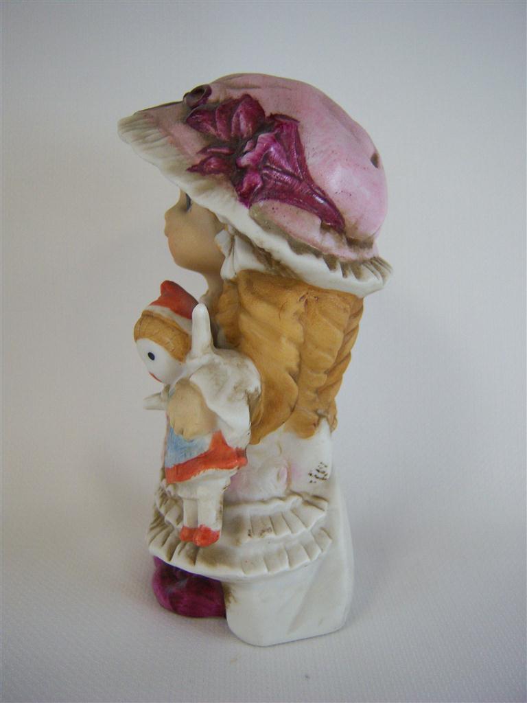 [4581123] Porzellanfigur Mädchen mit Hut und Puppe 13 cm Bild 4