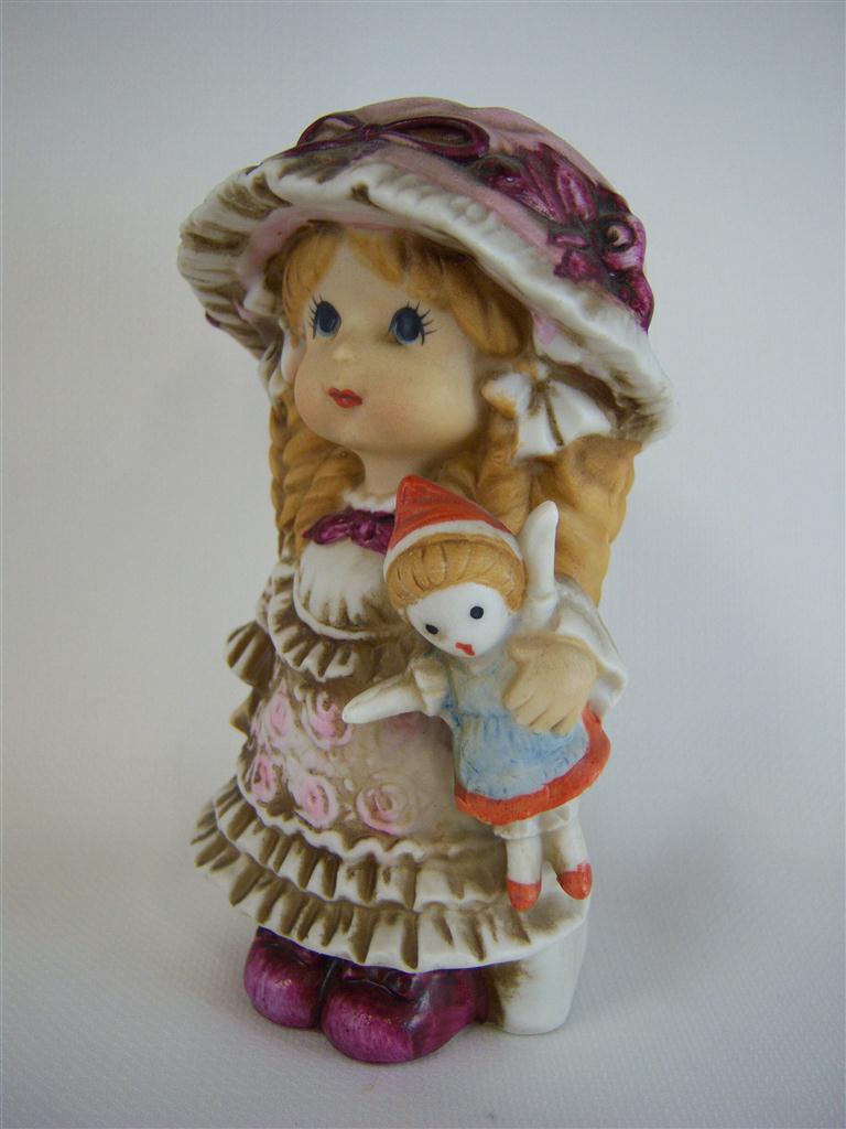[4581123] Porzellanfigur Mädchen mit Hut und Puppe 13 cm Bild 5