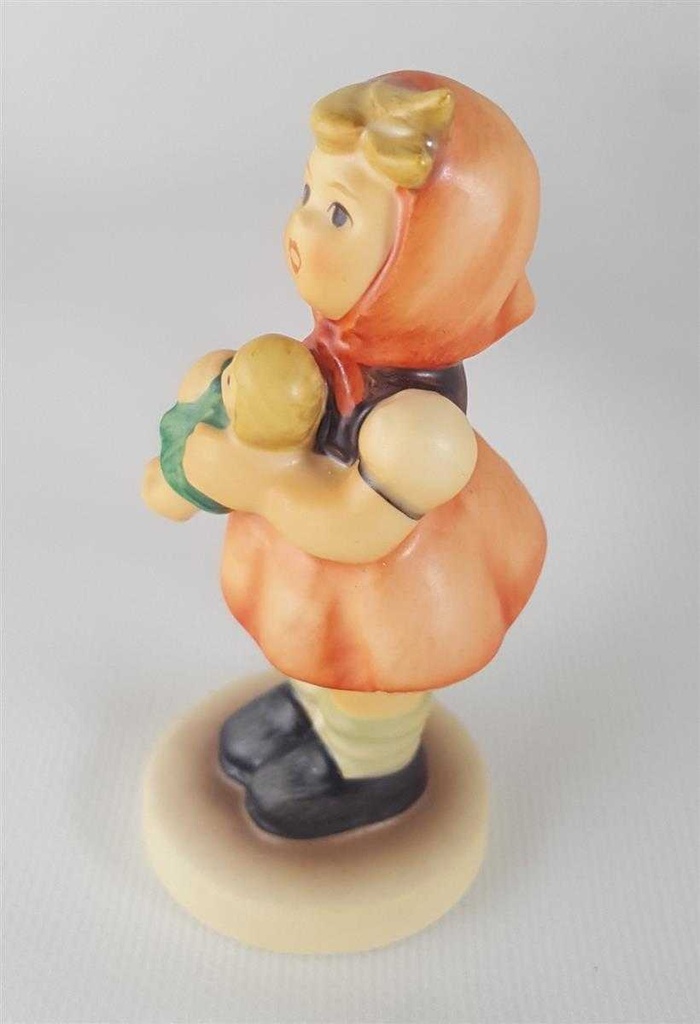 [45811683] Figur Goebel Hummel Mädchen mit Puppe Nr. 239 / B Bild 4