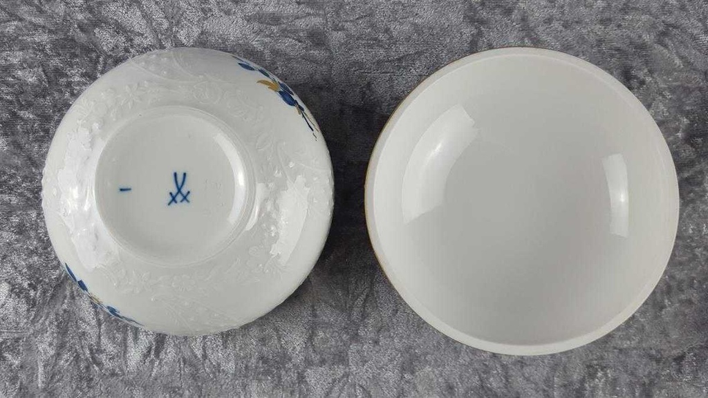[458118265] Deckeldose Meissen Form Neumarseille blau Blütendekor gebraucht - gut Bild 8