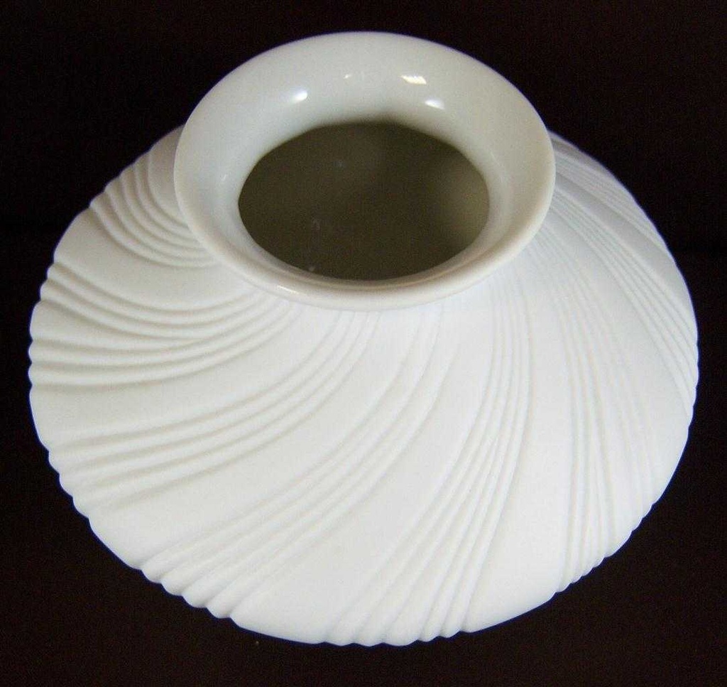 [4581299] Vase mit Signatur 9,8 cm AK Kaiser Porzellan Weiß M.Frey gebraucht - gut Bild 2