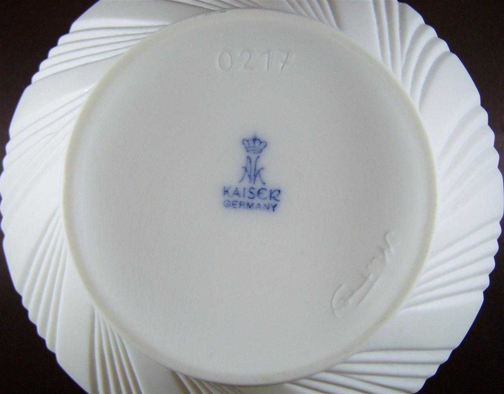 [4581299] Vase mit Signatur 9,8 cm AK Kaiser Porzellan Weiß M.Frey gebraucht - gut Bild 3