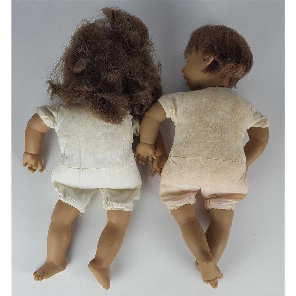 [2118987] 2er Set Charakterpuppen Sammlerpuppen Puppen inkl. Puppenständer mit Schulbank Gusseisen 4tlg. Bild 11