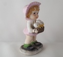 [45813417] Porzellan Figur Mädchen mit einem Korb Welpen H 11,3 cm Bild 2