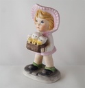 [45813417] Porzellan Figur Mädchen mit einem Korb Welpen H 11,3 cm Bild 4