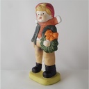 [45813419] Porzellan Figur Junge mit Weihnachtsdeko H 12,5 cm Bild 4