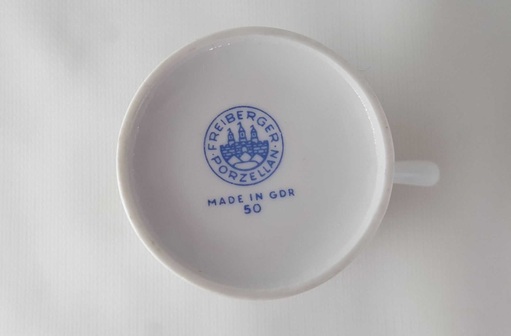 [45813659] Mokkatasse mit Untertasse Kaffeetasse Tasse Espressotasse Goldrand Freiberger Porzellan Weiß gebraucht - sehr gut Bild 5