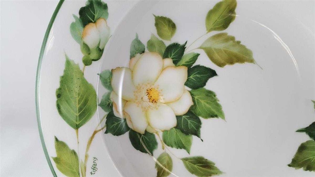[45813782] Suppenteller Durchbrucharbeit 24,5 cm Tiffany Boutique Italy weiße Blume mit Grünrand gebraucht - sehr gut Bild 2
