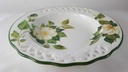 [45813782] Suppenteller Durchbrucharbeit 24,5 cm Tiffany Boutique Italy weiße Blume mit Grünrand gebraucht - sehr gut Bild 3