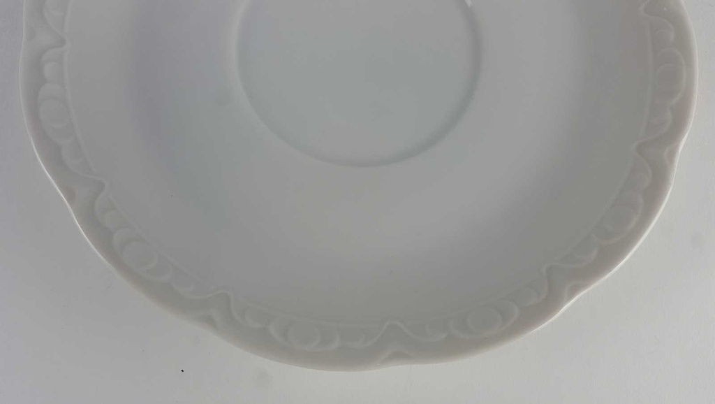 [458138949] Untertasse 14,3 cm Mitterteich Unbekannte Formen Relief weiß Bavaria gebraucht - gut Bild 3