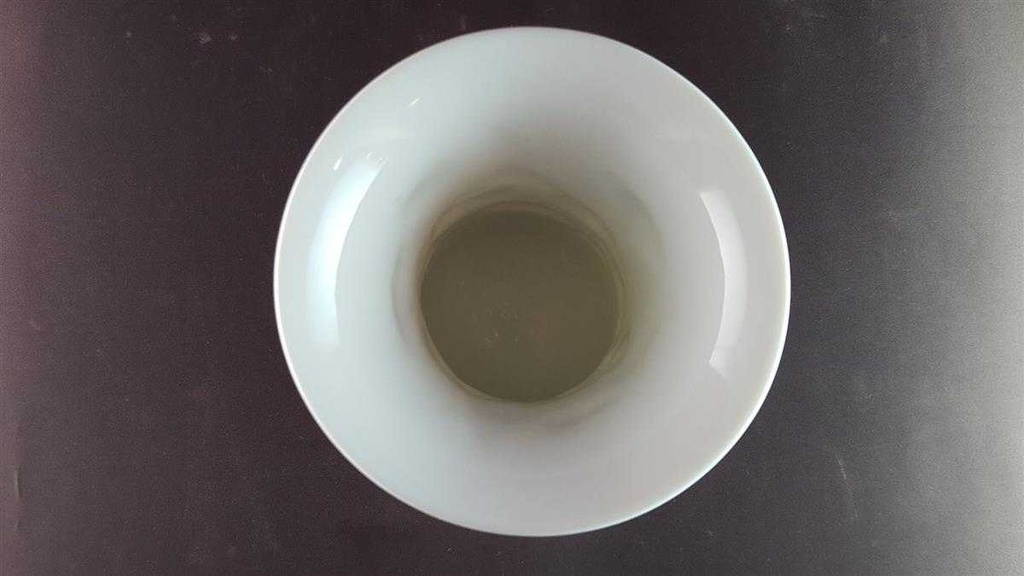 [45814006] Vase mit Signatur 16,9 cm AK Kaiser Porzellan Weiß M.Frey gebraucht - gut Bild 4