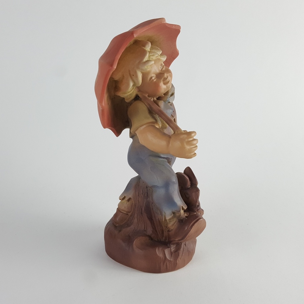 [458140656] Deutsche Handarbeit Keramik Figur Junge Regenschirm Eichhörnchen H 17,8 cm Bild 2