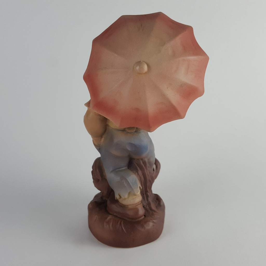 [458140656] Deutsche Handarbeit Keramik Figur Junge Regenschirm Eichhörnchen H 17,8 cm Bild 3