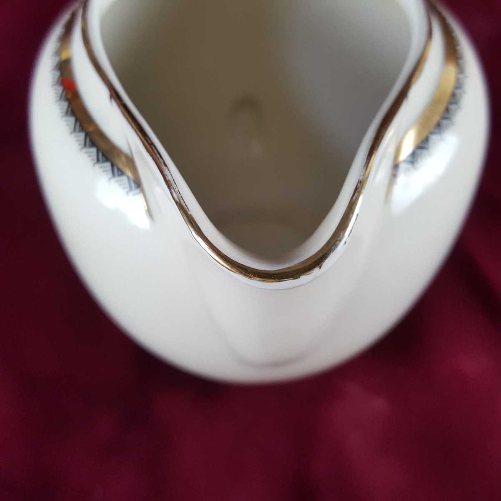[458142398] Milchkännchen Seltmann Weiden Form 30007 schwarz gold Dekor gebraucht - gut Bild 4