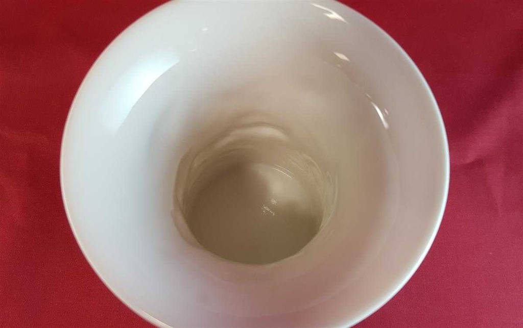 [45814295] Vase Dekorative mit Signatur 13,3 cm AK Kaiser Porzellan Weiß M.Frey gebraucht - sehr gut Bild 4