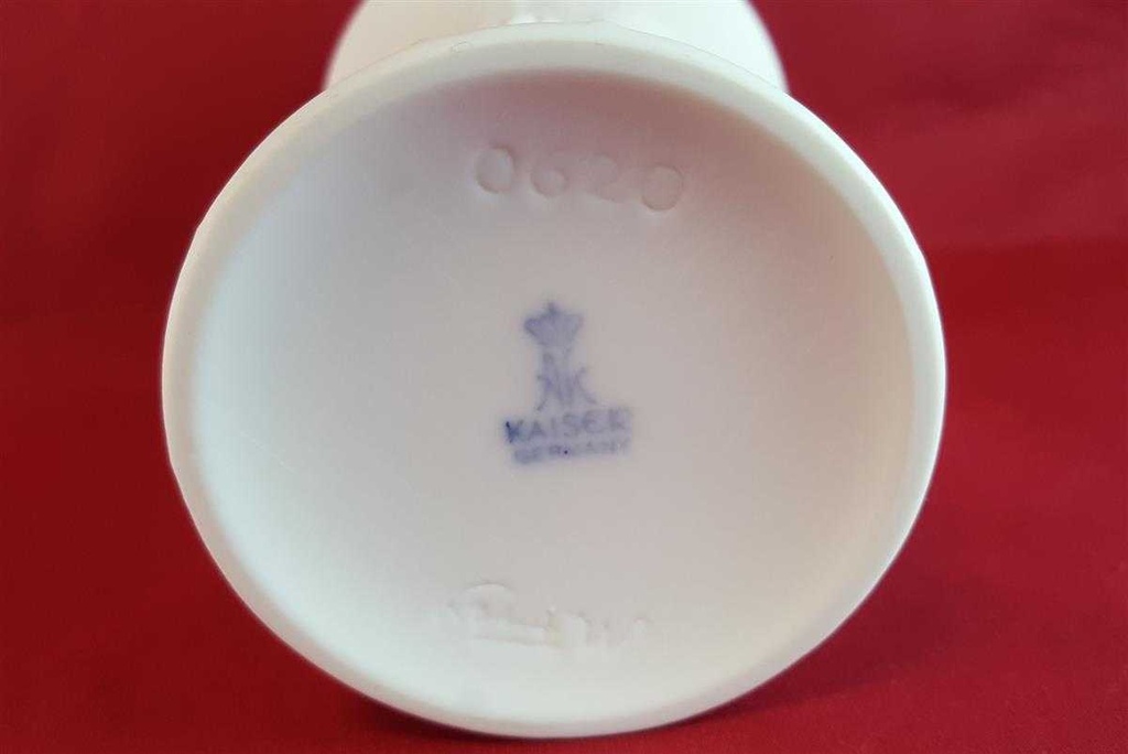 [45814295] Vase Dekorative mit Signatur 13,3 cm AK Kaiser Porzellan Weiß M.Frey gebraucht - sehr gut Bild 5
