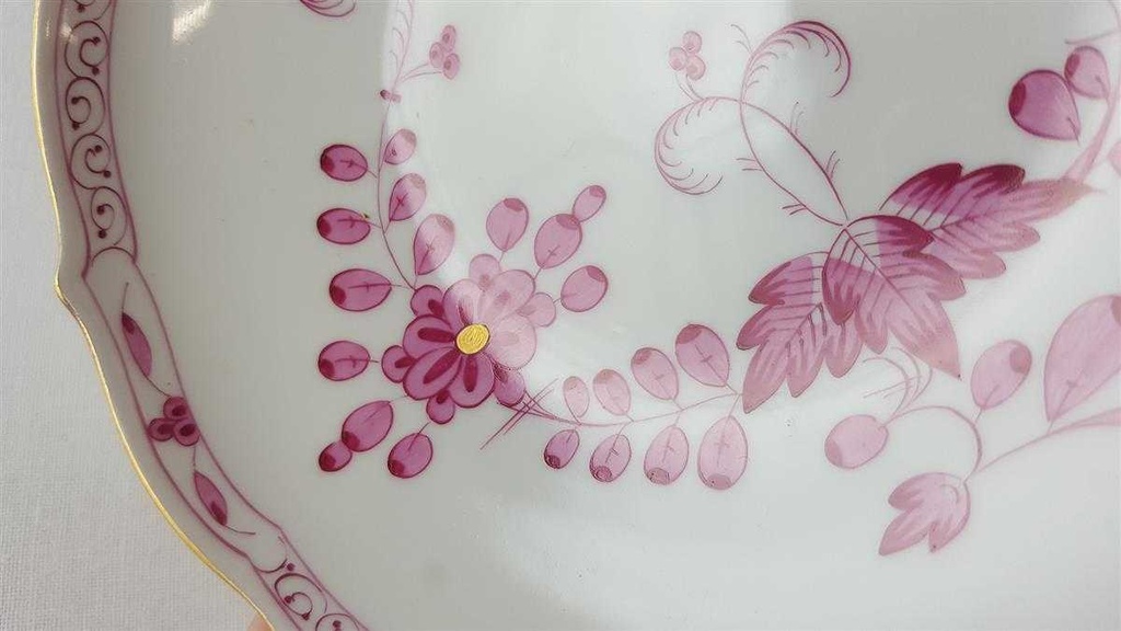 [45815611] Untertasse für Kaffee 14,8 cm Meissen Neuer Ausschnitt Indische Malerei Purpur II. Wahl gebraucht - sehr gut Bild 3