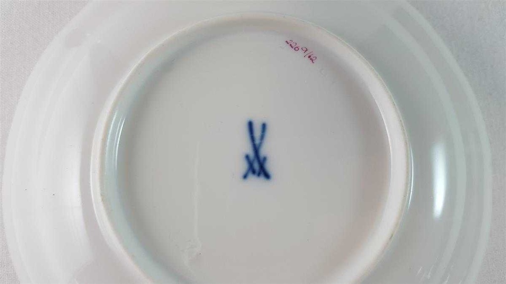 [45815611] Untertasse für Kaffee 14,8 cm Meissen Neuer Ausschnitt Indische Malerei Purpur II. Wahl gebraucht - sehr gut Bild 4