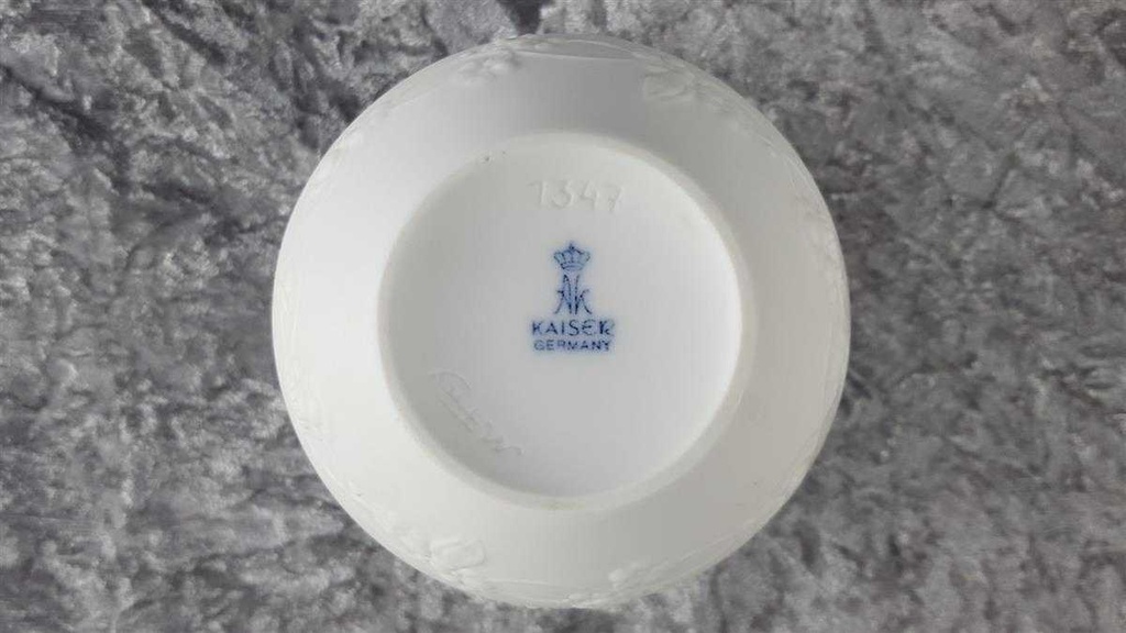 [45816858] Vase mit Signatur 11,5 cm AK Kaiser Porzellan Weiß M.Frey gebraucht - gut Bild 5